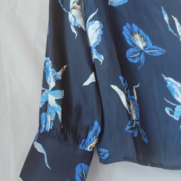 Banana Republic Dark Blue Floral Button Sleeve Blouse Size XS - Picture 4 of 12